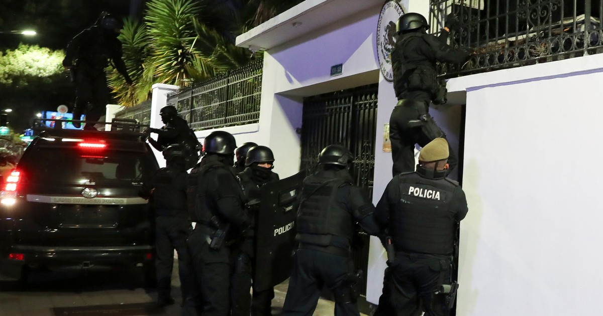 Мексико разпространи видео на еквадорската полиция, нахлула в посолството му в Кито