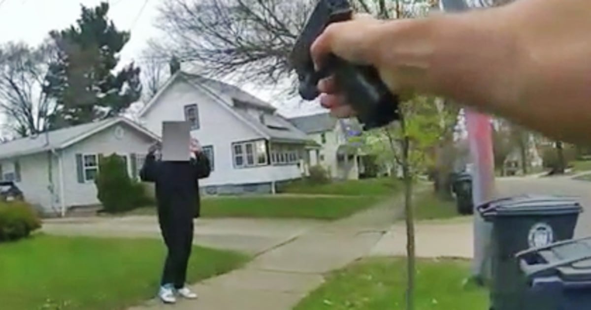 Полицията в Акрон, Охайо, разпространи видео на полицай, който застрелва