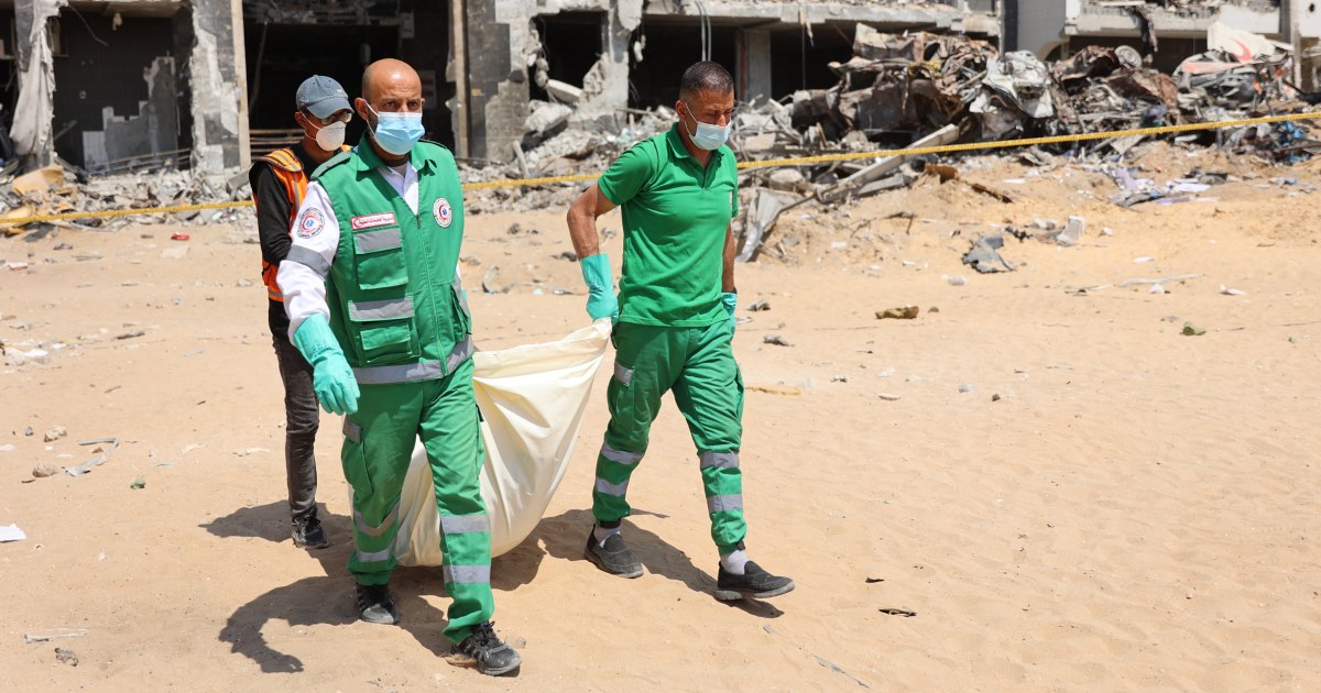 След оттеглянето на IDF от болницата Al-Shifa, палестинците пресяват развалините за своите мъртви