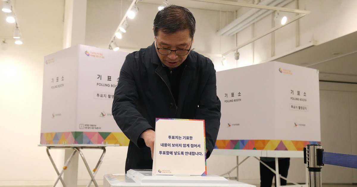 Екзитполове показват голяма победа на либералните опозиционни партии в Южна Корея на парламентарните избори