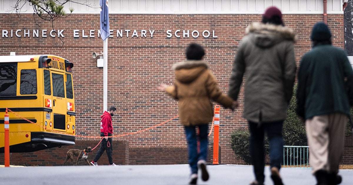 Прокурорът обяснява необичайно обвинение срещу бивш училищен администратор във Вирджиния, след като 6-годишен простреля учител