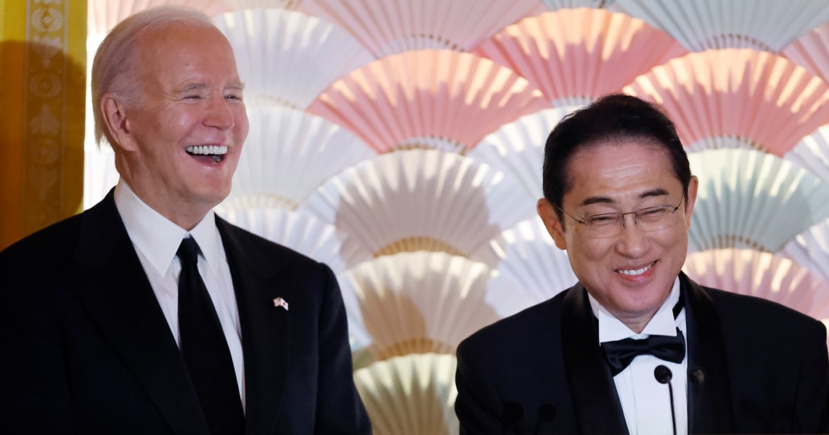 ВАШИНГТОН — Японският премиер Фумио Кишида се шегува и се