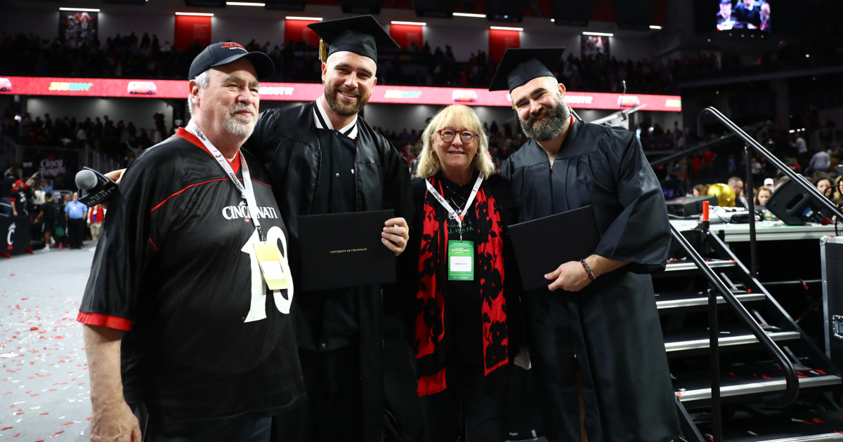 Травис и Джейсън Келс завършиха колеж по време на изненадваща церемония в Синсинати