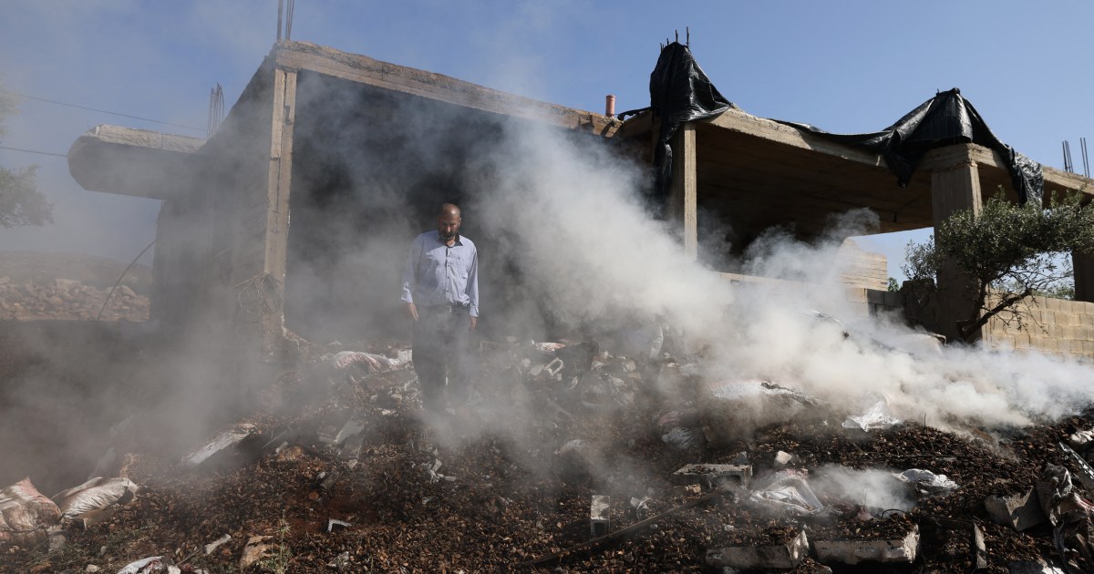 Палестинец е убит, докато израелски заселници нахлуват в селото му и войските стрелят по каменохвъргачки