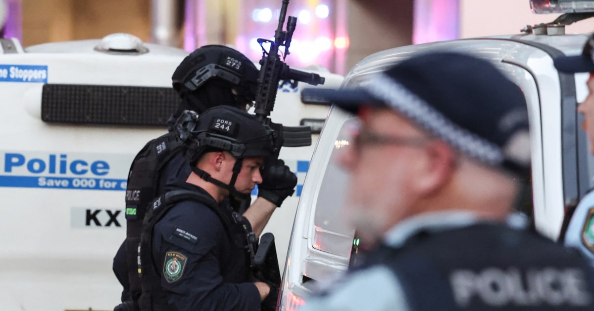 Намушкване с нож в мол в Сидни остави най-малко седем убити, включително нападател