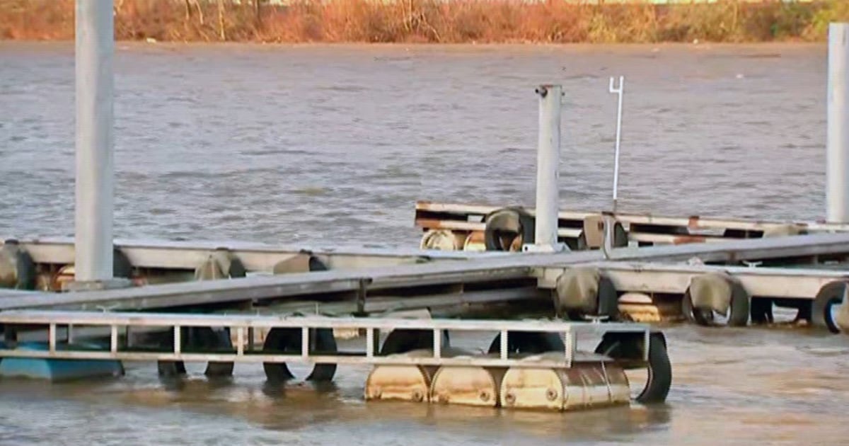 26 шлепа се разхлабиха и поплуваха по река Охайо, което доведе до затваряне на мостове в Питсбърг