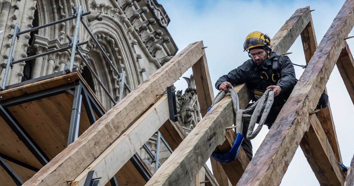 Завръщането на Нотр Дам: Американски строители помагат за възстановяването на емблематичната парижка забележителност