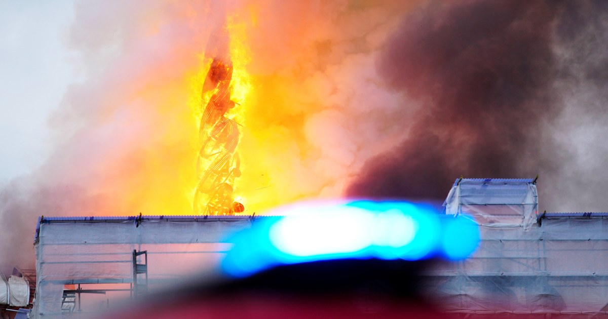 Пожарът в Копенхаген бушува, шпилът на фондовата борса се срути