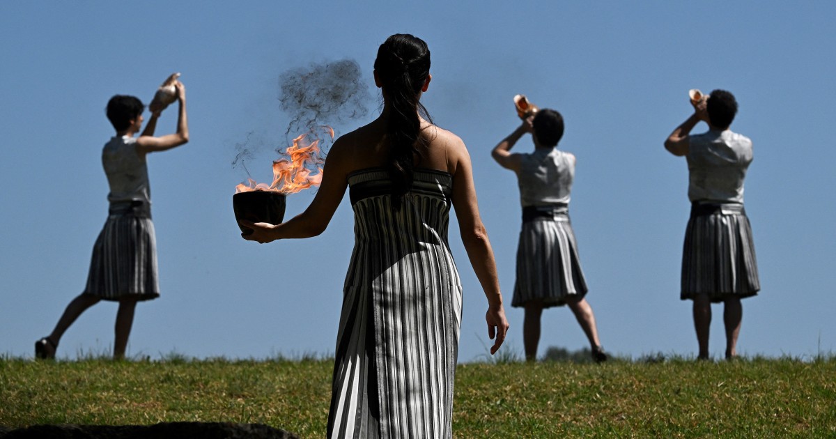 Огънят на Олимпийските игри в Париж беше запален на церемония, вдъхновена от древността, като даде началото на щафетата с факла от Гърция до Франция