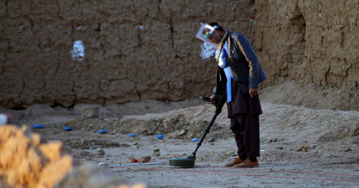 ИСЛАМАБАД — Стара мина, открита от деца в източен Афганистан,