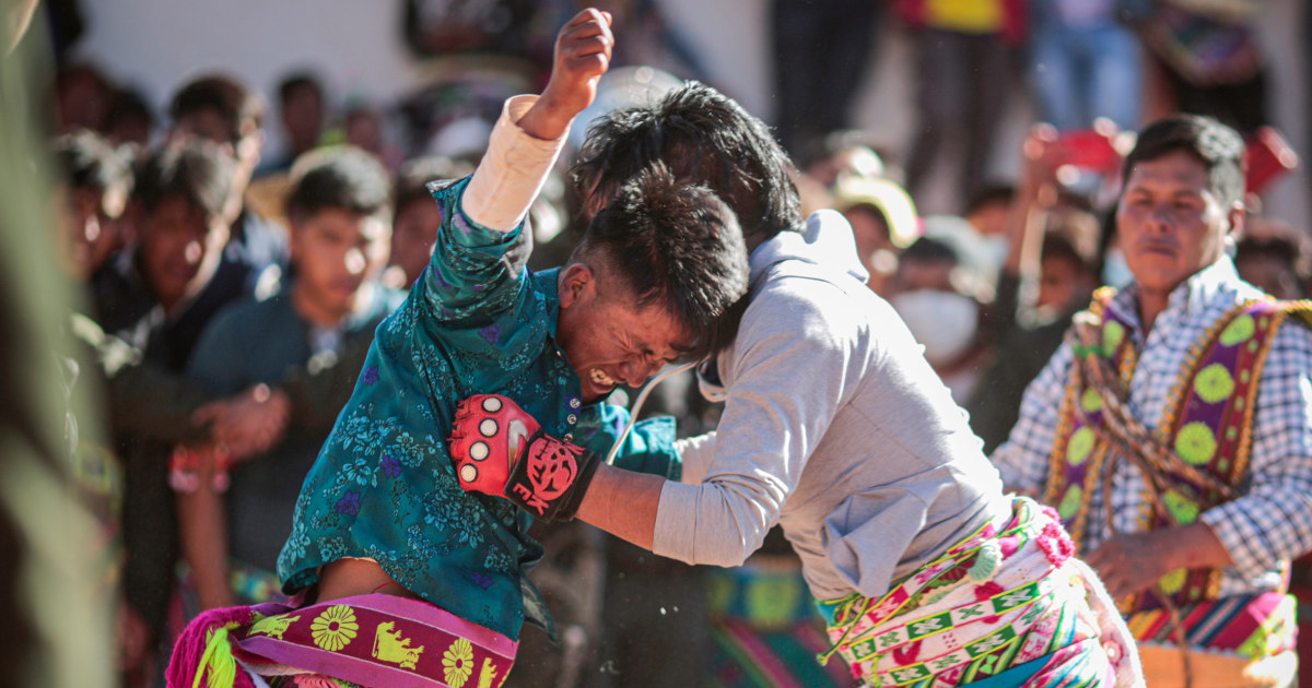 Dans les Andes boliviennes, les indigènes Quechua règlent leurs différends par des danses rituelles et des combats au corps à corps