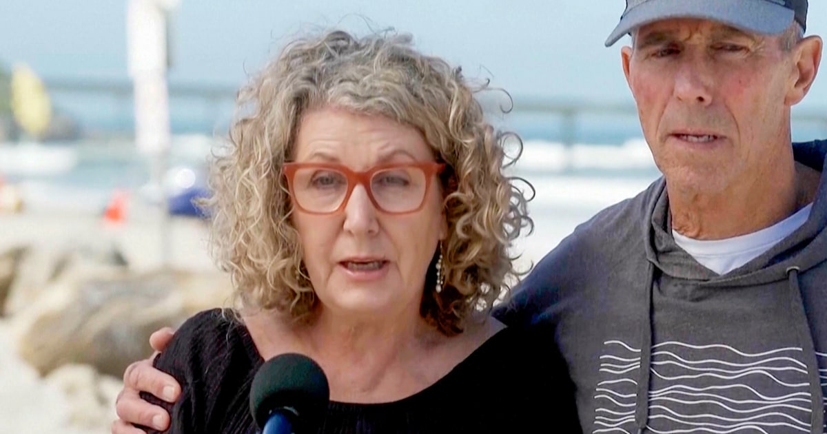La mère des surfeurs australiens tués au Mexique rend un émouvant hommage à leurs fils sur une plage de San Diego