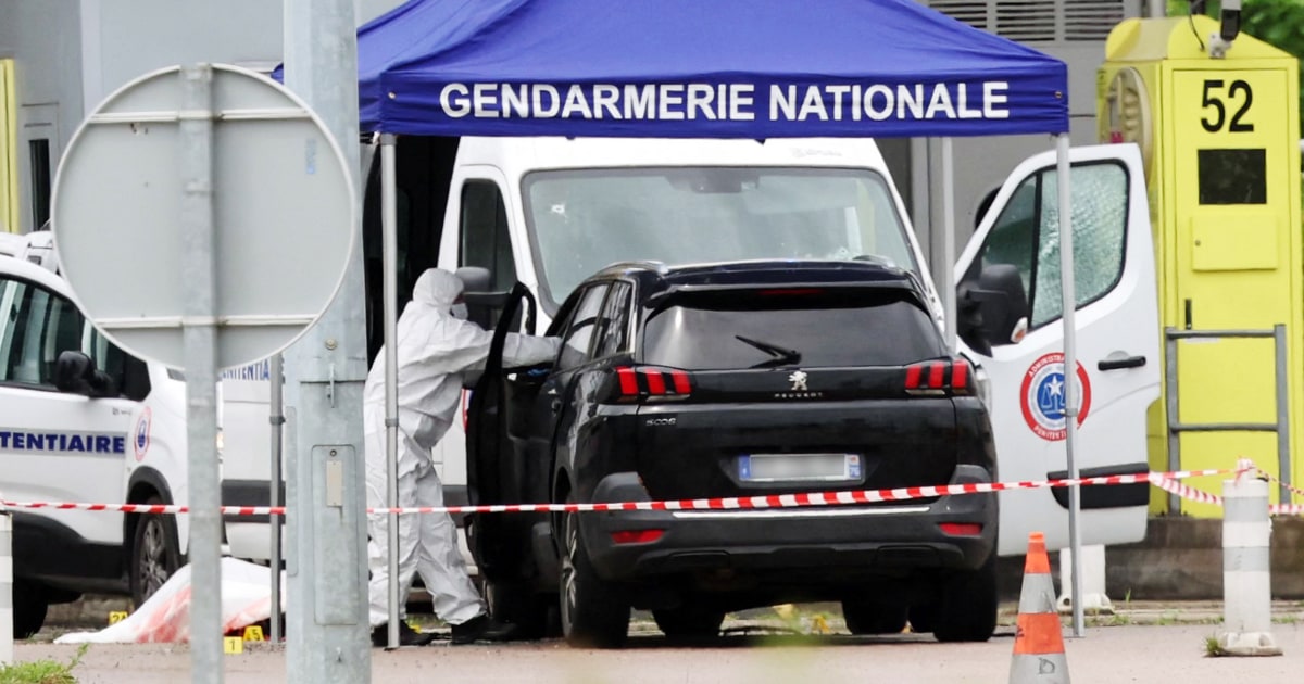 Manhunt launched in France after 2 prison guards are killed in inmate escape