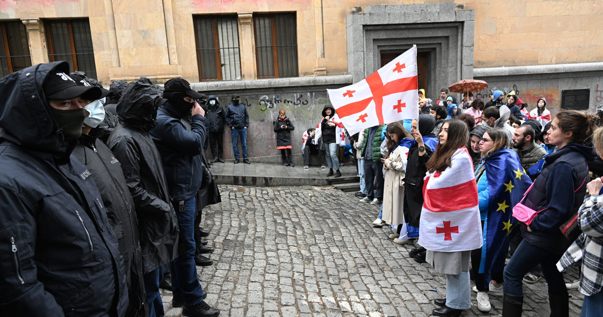 Le parlement géorgien approuve un projet de loi controversé à la russe qui a déclenché des semaines de manifestations de masse