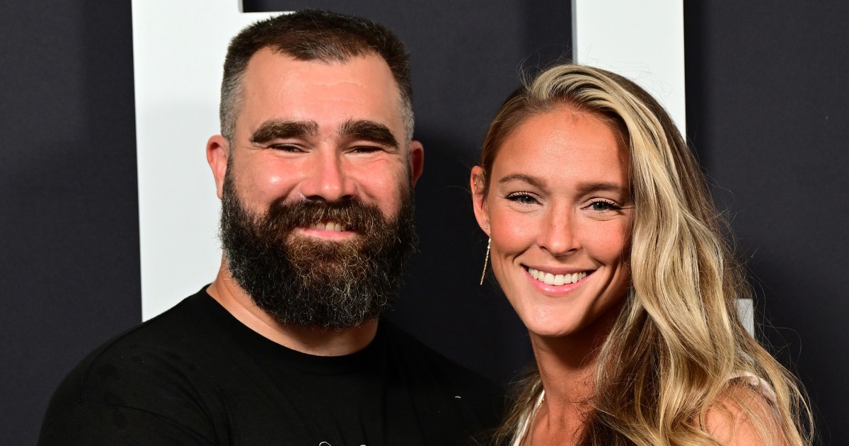 Jason Kelce clears up his 'family dynamic' after comments that wife Kylie is a 'homemaker' - Vimarsana News