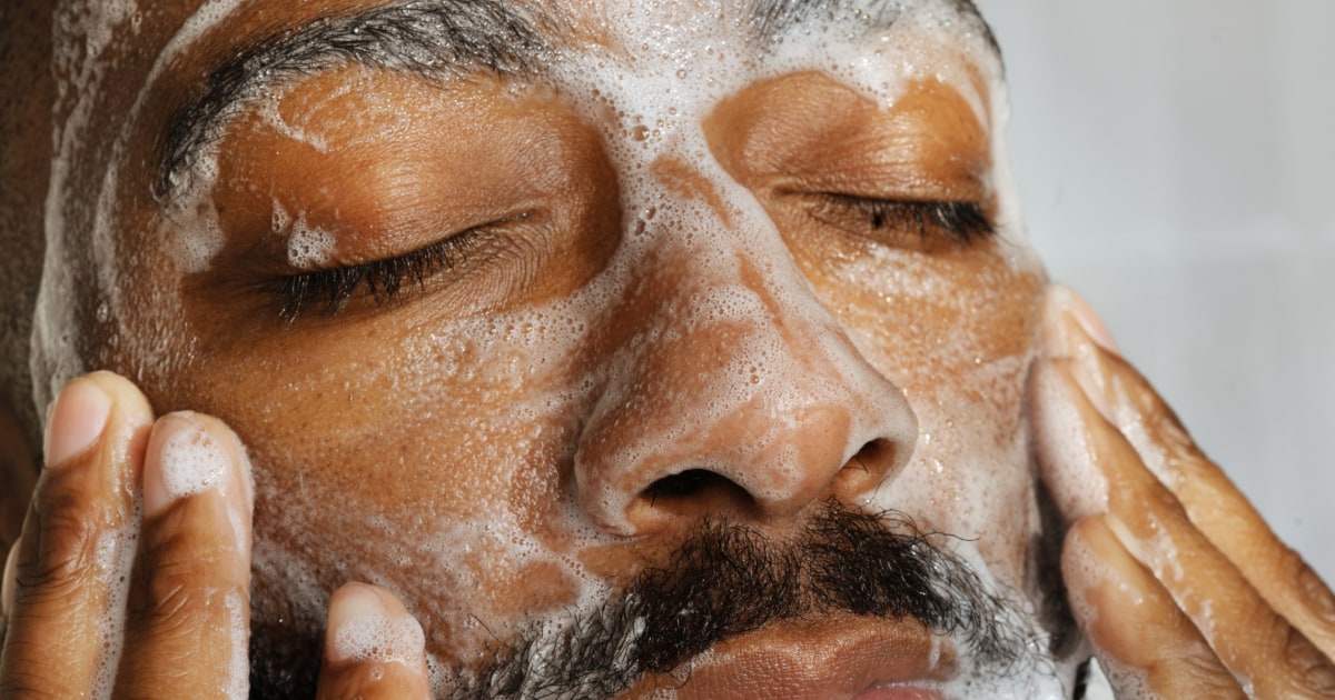 The best face wash for men in 2024, according to dermatologists