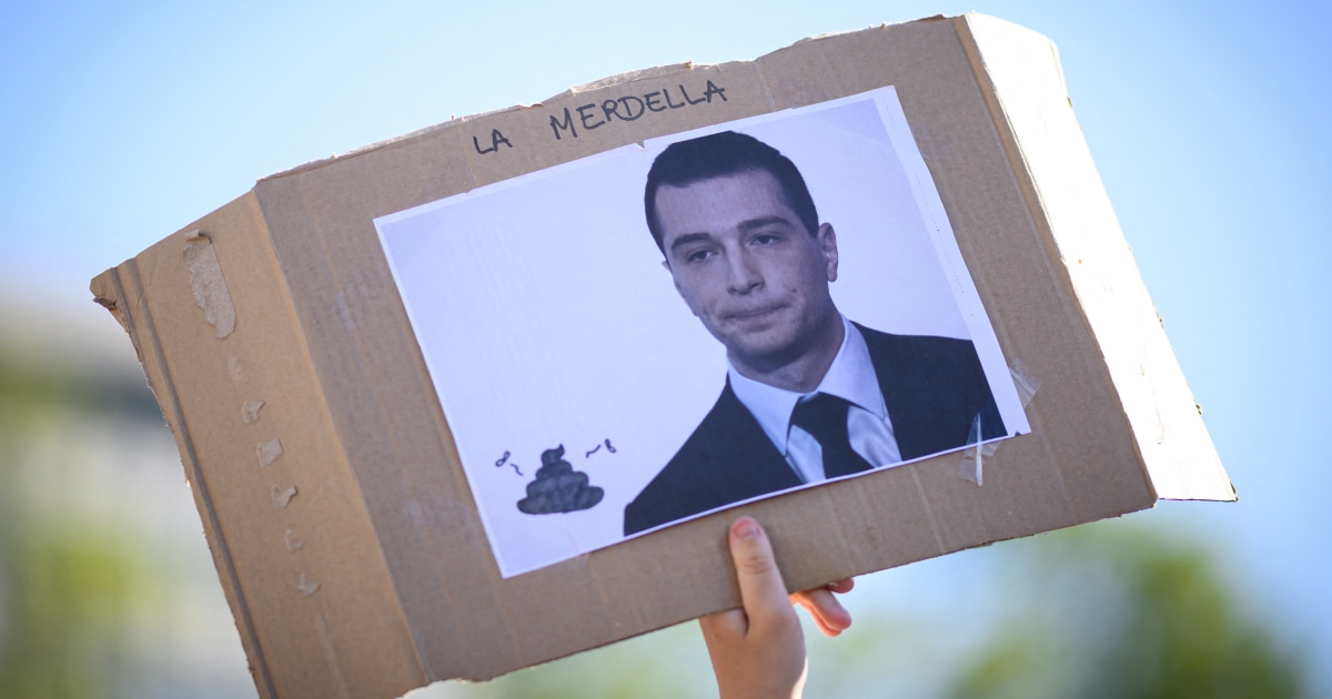 Les manifestants français tiennent tête à l’extrême droite avant les élections anticipées
