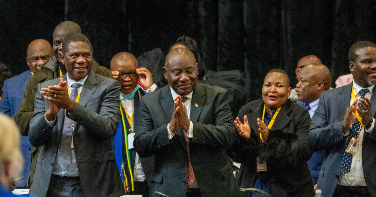 Le président sud-africain Ramaphosa réélu après un accord de coalition tardif et dramatique