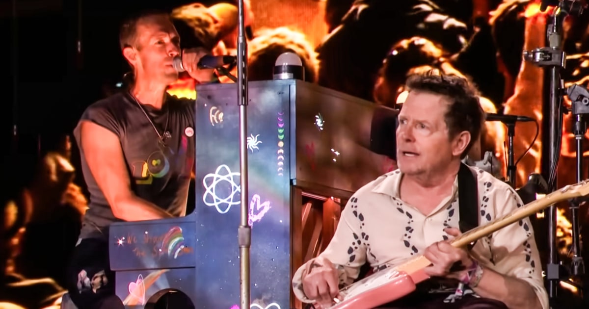 Michael J. Fox fait une prestation surprise à la guitare avec Coldplay au festival de Glastonbury