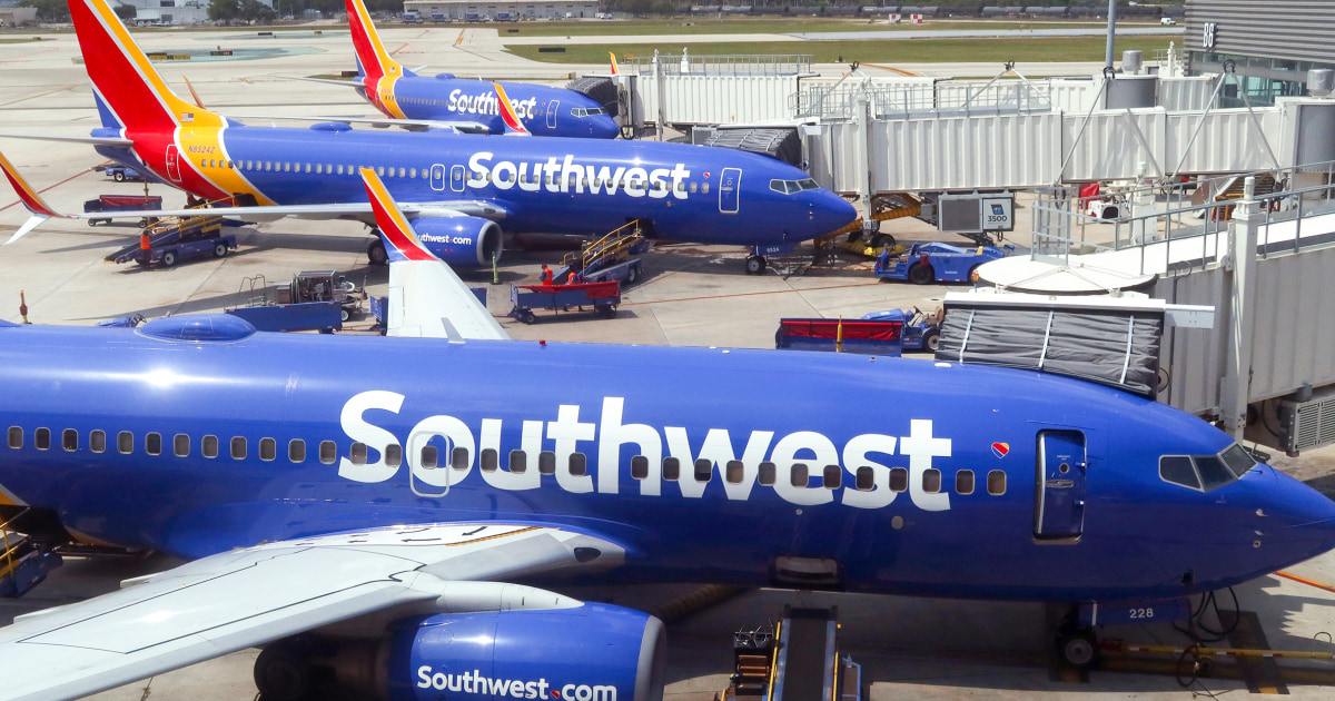 Woman strips naked and walks screaming down the aisle on Southwest flight to Phoenix