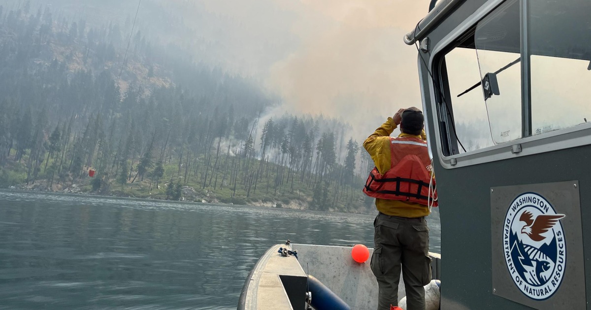 With a fire burning just miles away, residents of a Washington town dig in