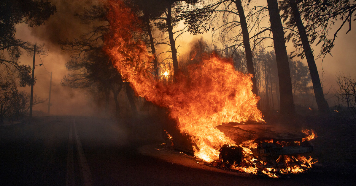 Major wildfire rages out of control around Athens; hundreds of firefighters deployed