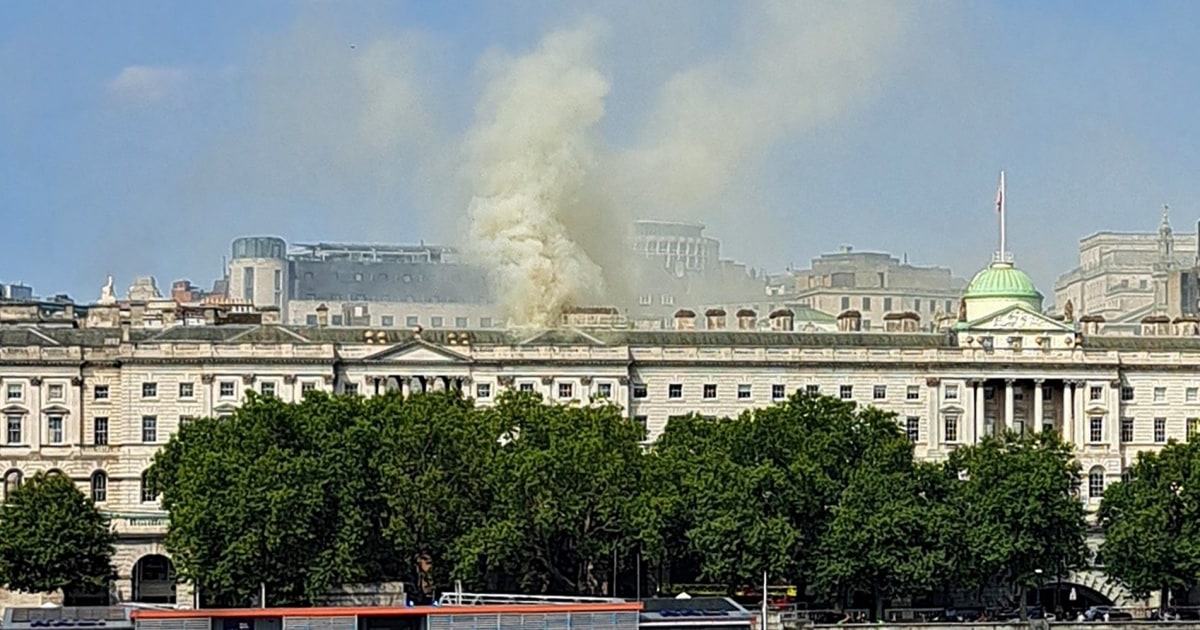 125 pompiers combattent un incendie dans le bâtiment historique de Somerset House à Londres