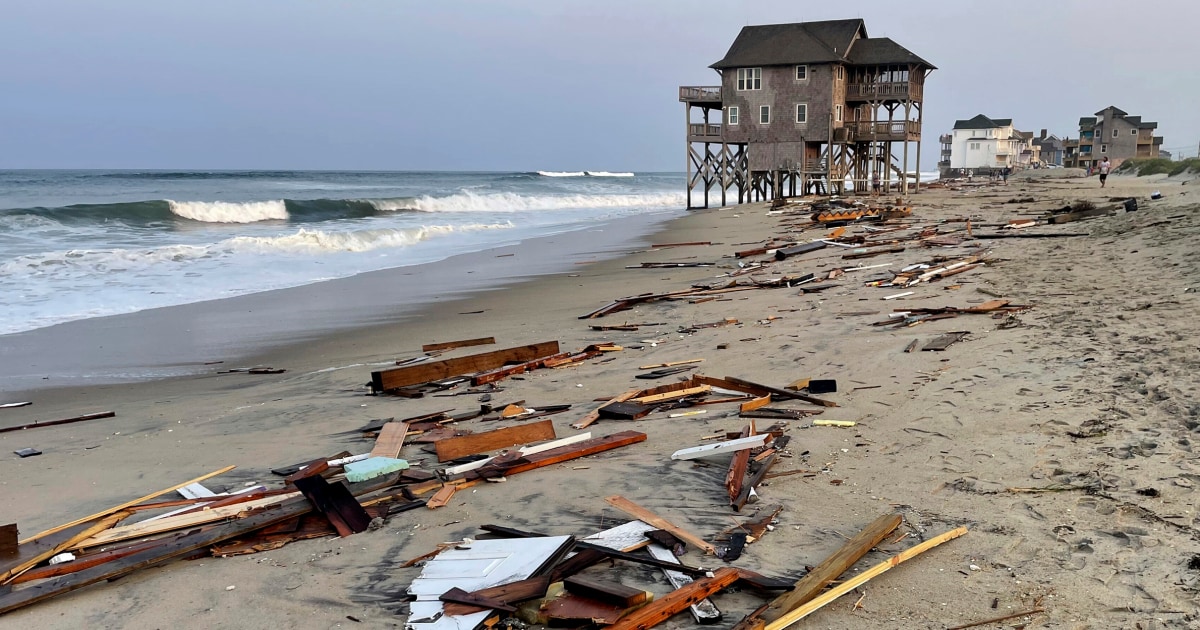 Ernesto a retrouvé le statut d’ouragan, provoquant des vagues de tsunami et des rafales de vent potentiellement mortelles sur la côte Est.