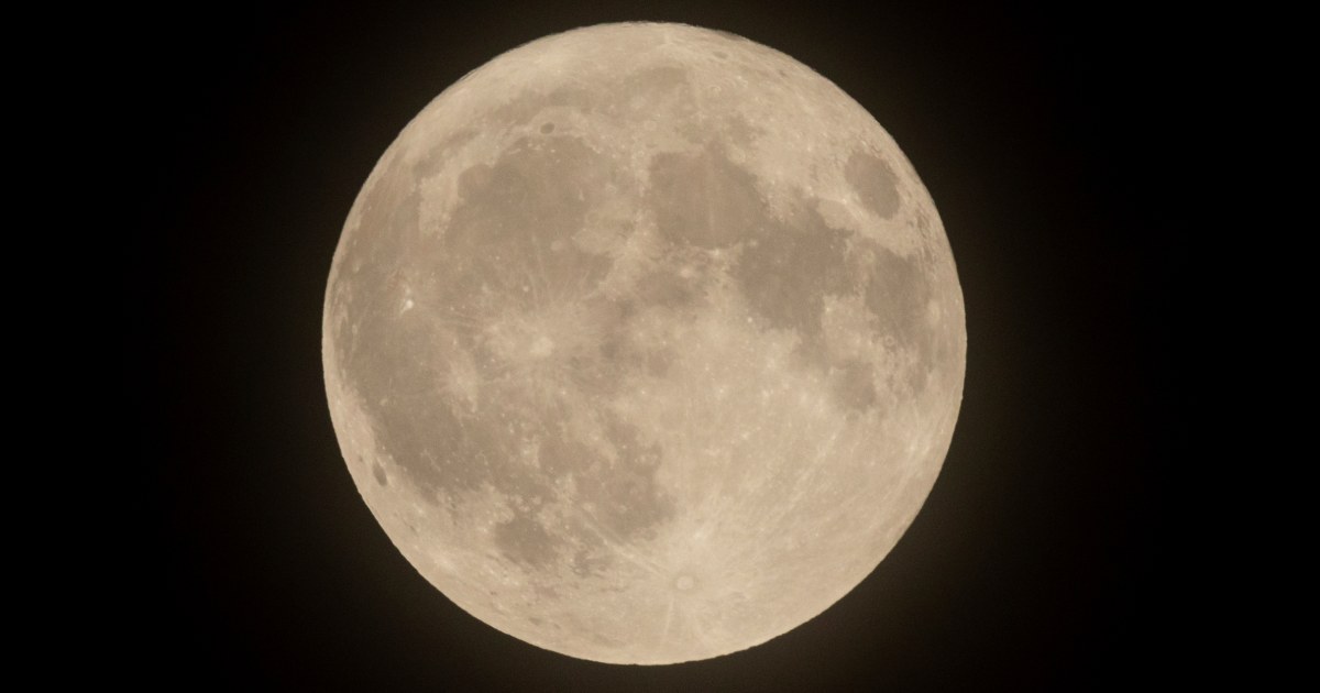 O céu de segunda-feira apresenta uma lua azul e uma superlua em um evento um tanto raro