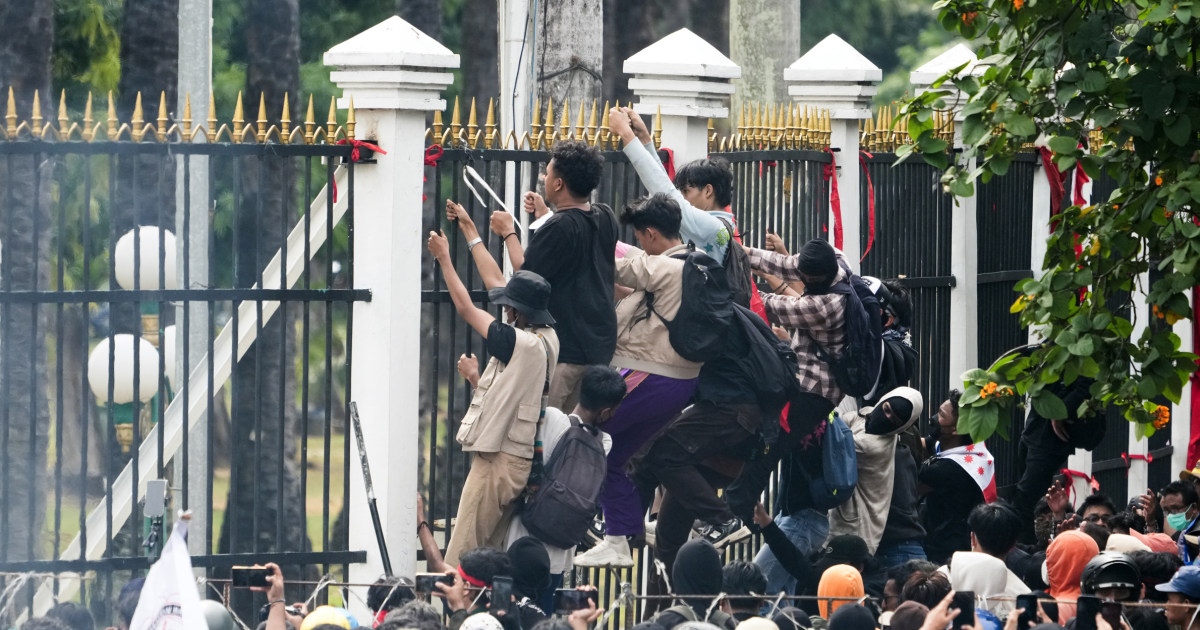 Thousands attempt to storm Indonesia parliament to protest election law ...