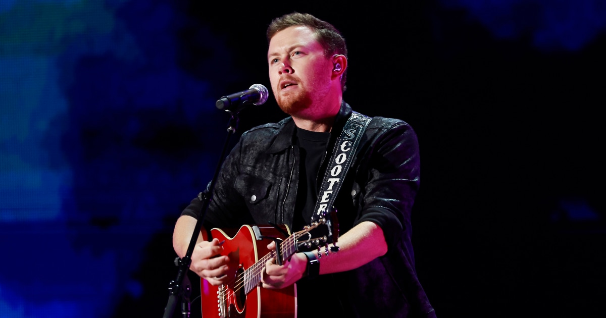 Scotty McCreery detiene su espectáculo en la Feria Estatal de Colorado después de que un hombre supuestamente agredió a una mujer