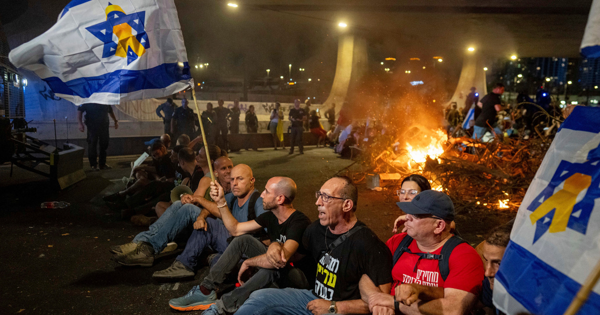 Live updates: Israel faces labor strike after hostage deaths spark protests