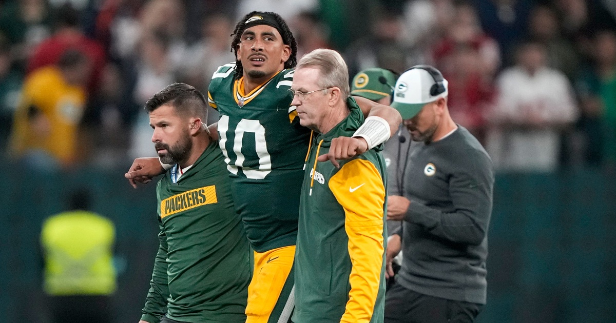 Packers QB Jordan Love apparently suffers a lower leg injury in the final seconds against the Eagles