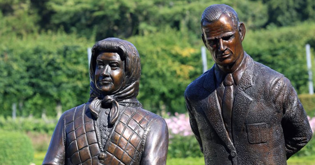 ‘Looks more like Mrs. Doubtfire’: Statue of late British queen draws mockery