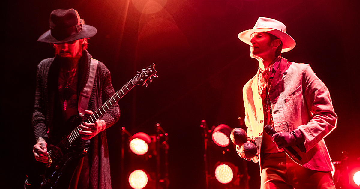 Jane’s Addiction apologizes to fans for onstage fight, cancel next show