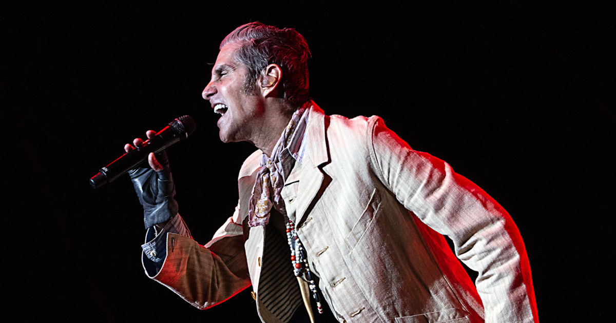 Perry Farrell apologizes to Jane's Addiction bandmate Dave Navarro after argument on stage