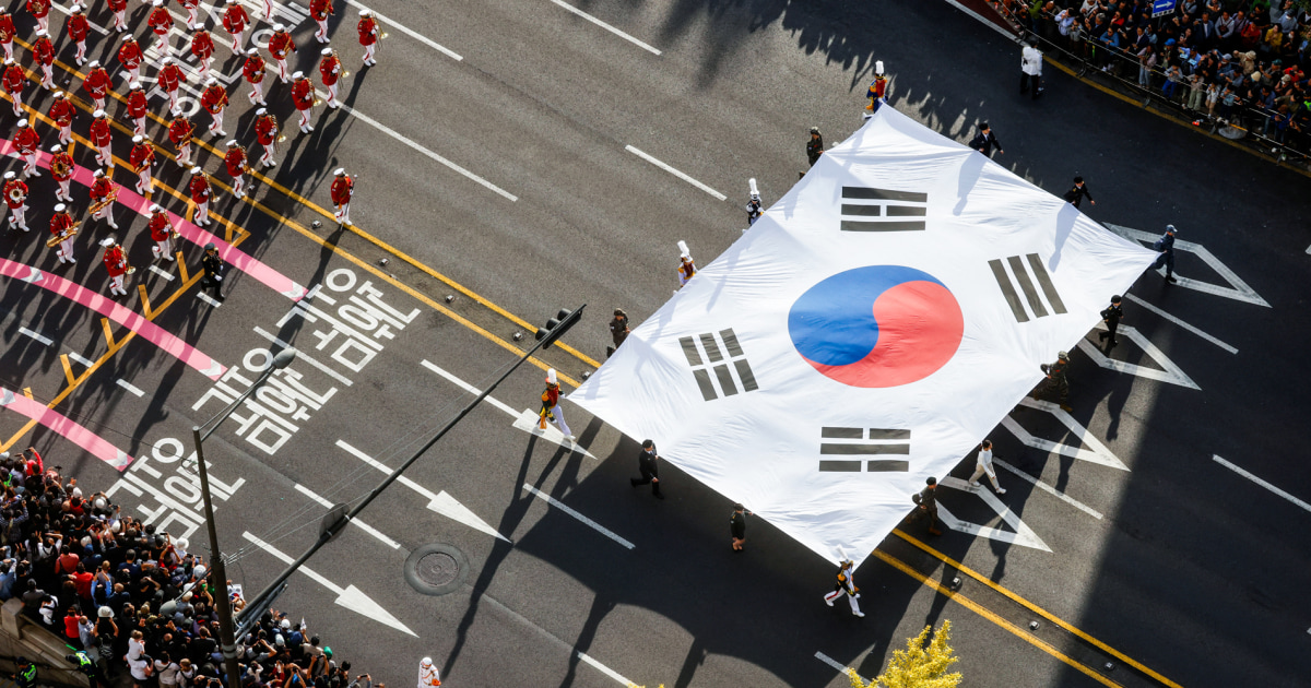 한국 군사 퍼레이드에는 ‘몬스터 미사일’과 미국 폭격기 비행도 포함된다