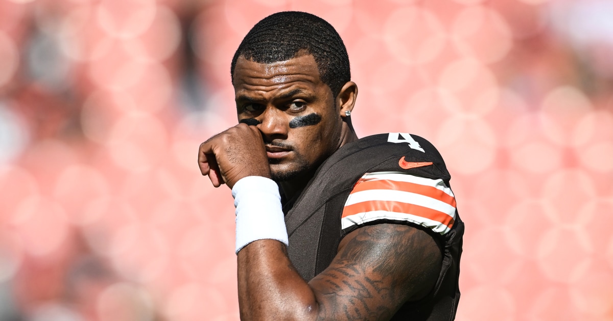 Browns’ QB Deshaun Watson left the field with an apparent right leg injury