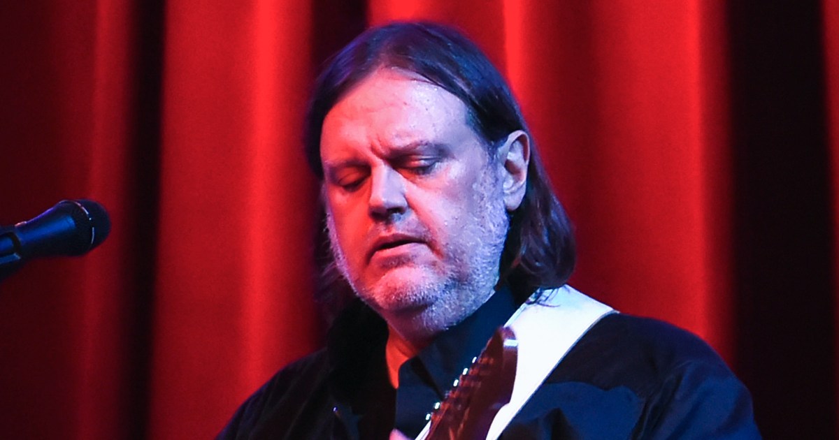 Matthew Sweet, de alternatieve rockzanger bekend van de hit ‘Girlfriend’ uit de jaren negentig, krijgt tijdens een tournee een ‘slopende’ beroerte