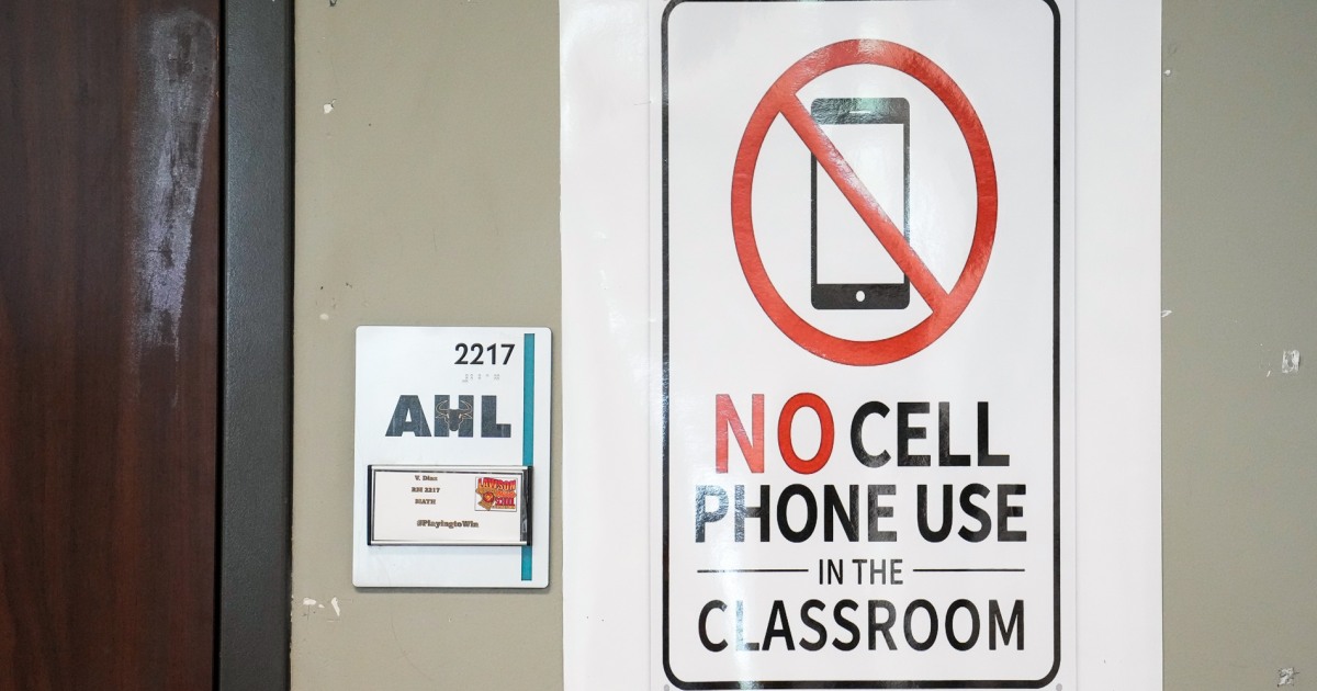 A rising variety of states are contemplating payments to ban cellphones in colleges