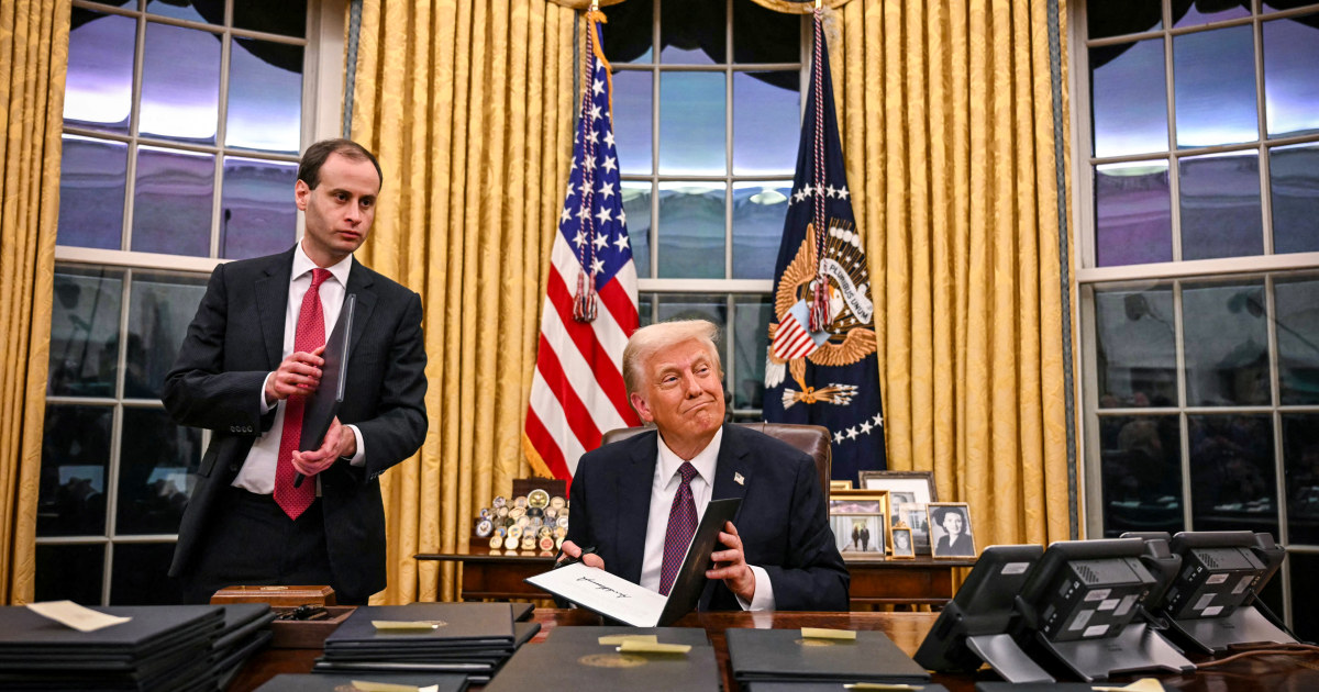 Trump firma duras órdenes ejecutivas de inmigración en su primer día en la Casa Blanca