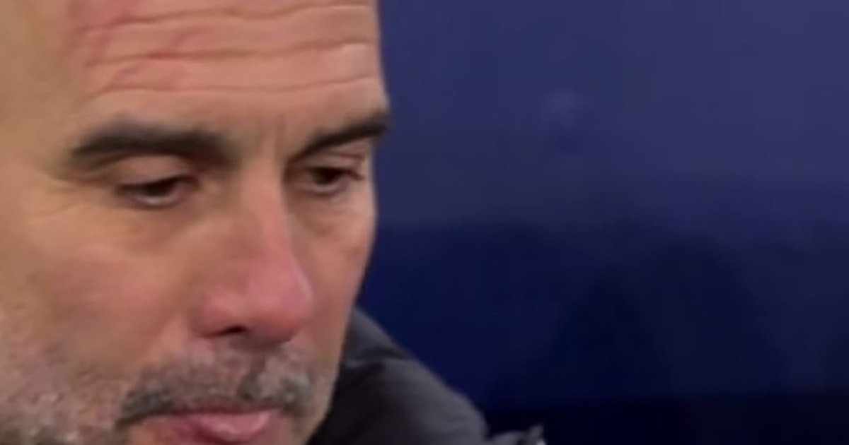 Pep Guardiola vuelve a hacerse daño en la cabeza