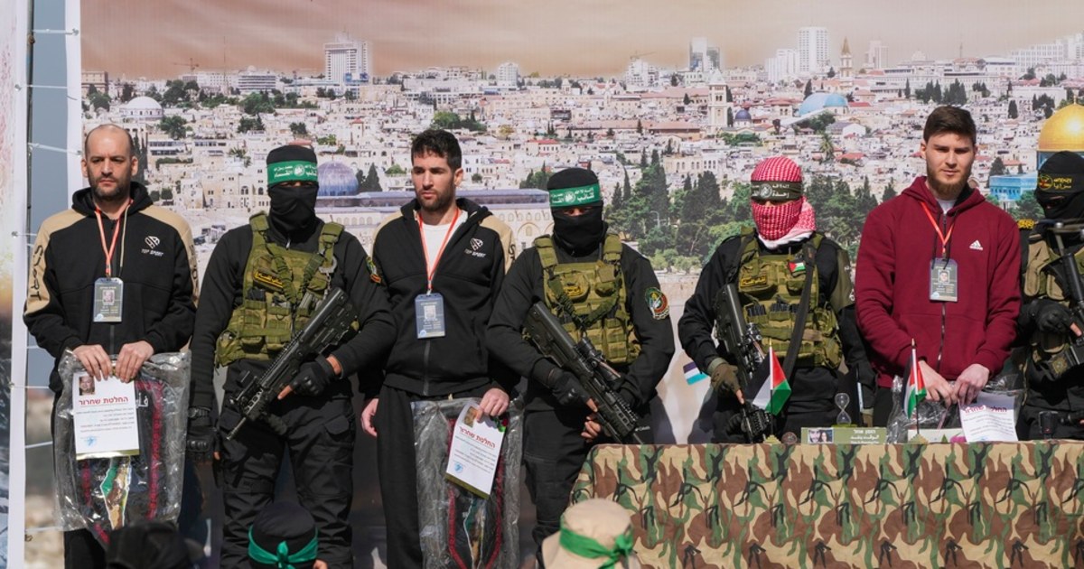 Hamas libera a tres rehenes, incluido un estadounidense, e Israel excarcela a cientos de palestinos a cambio