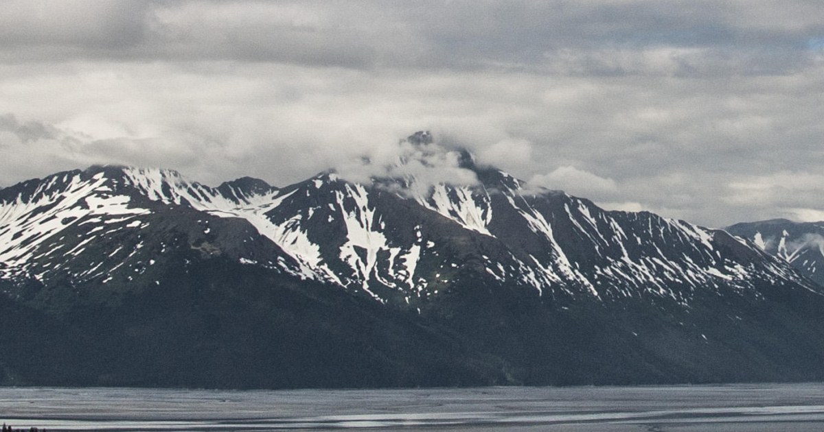 3 heli-skiers feared dead in large Alaska avalanche