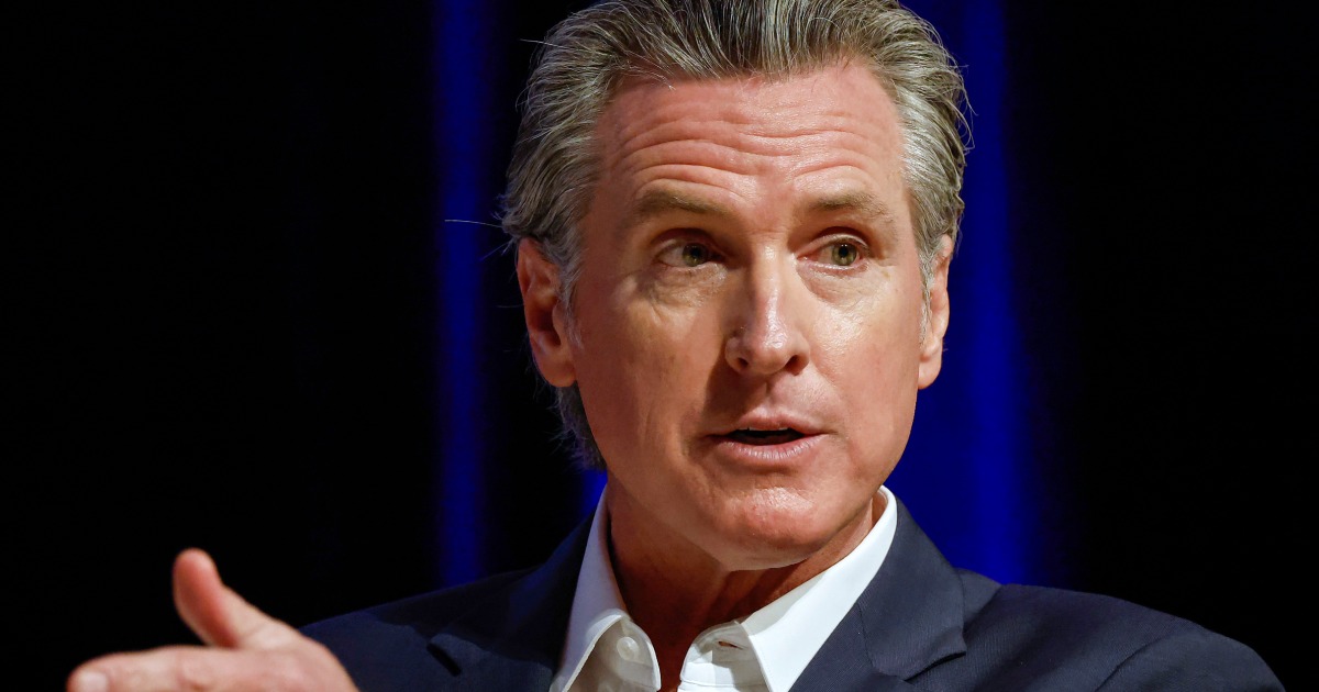 Gavin Newsom se distancia de los demócratas en el debate sobre la participación de atletas transgénero en los deportes