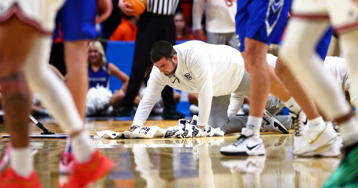 Fan throws water bottle on court in closing moments of Creighton-Louisville