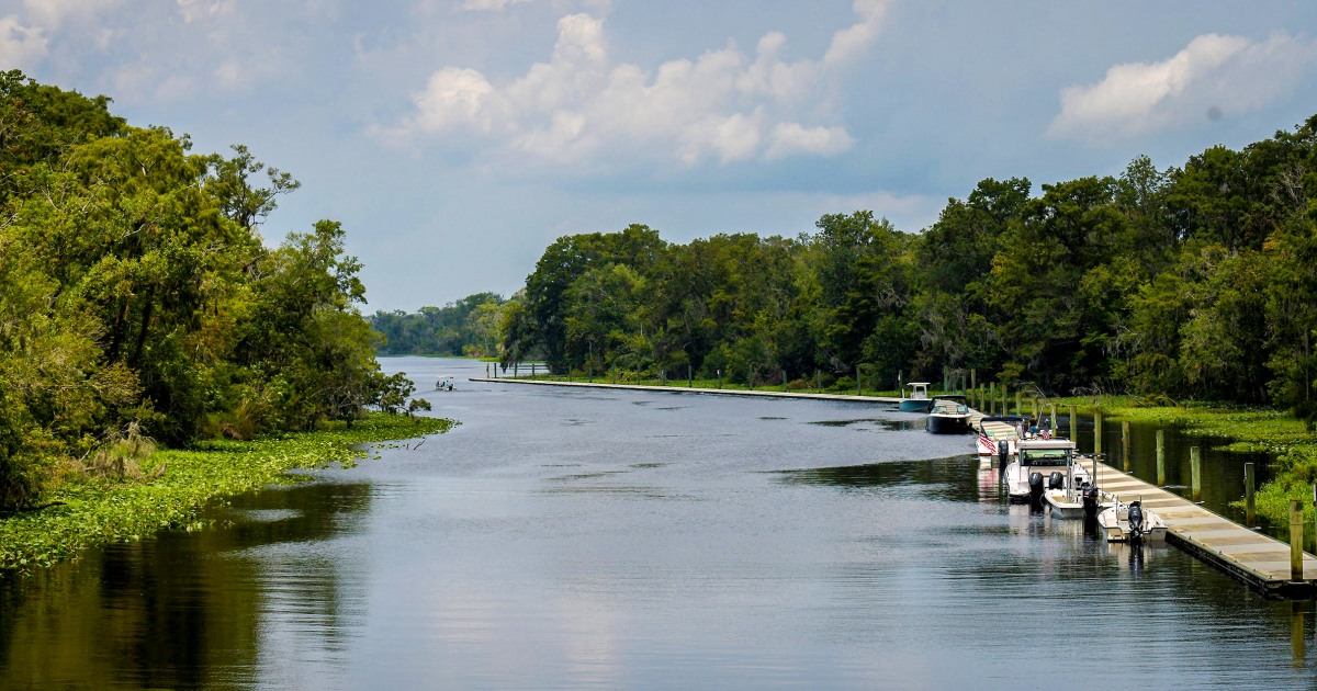 1 dead and 3 missing after boat capsizes in Jacksonville, Florida