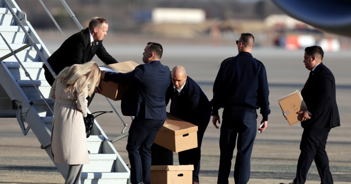 El FBI devuelve a Trump cajas con documentos del registro en su casa de ...