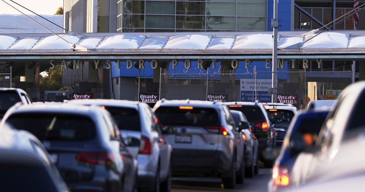 2 US border inspectors charged with taking bribes to wave in people without documents