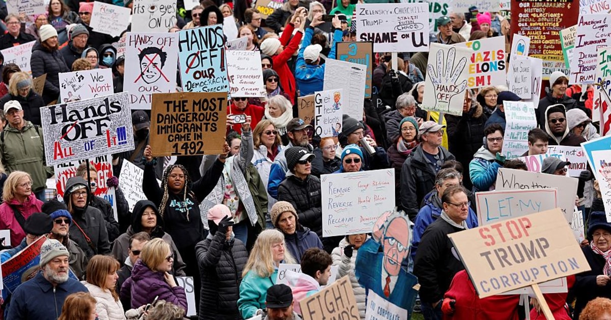 Vea imágenes de la protesta nacional contra los recortes de Trump y Musk